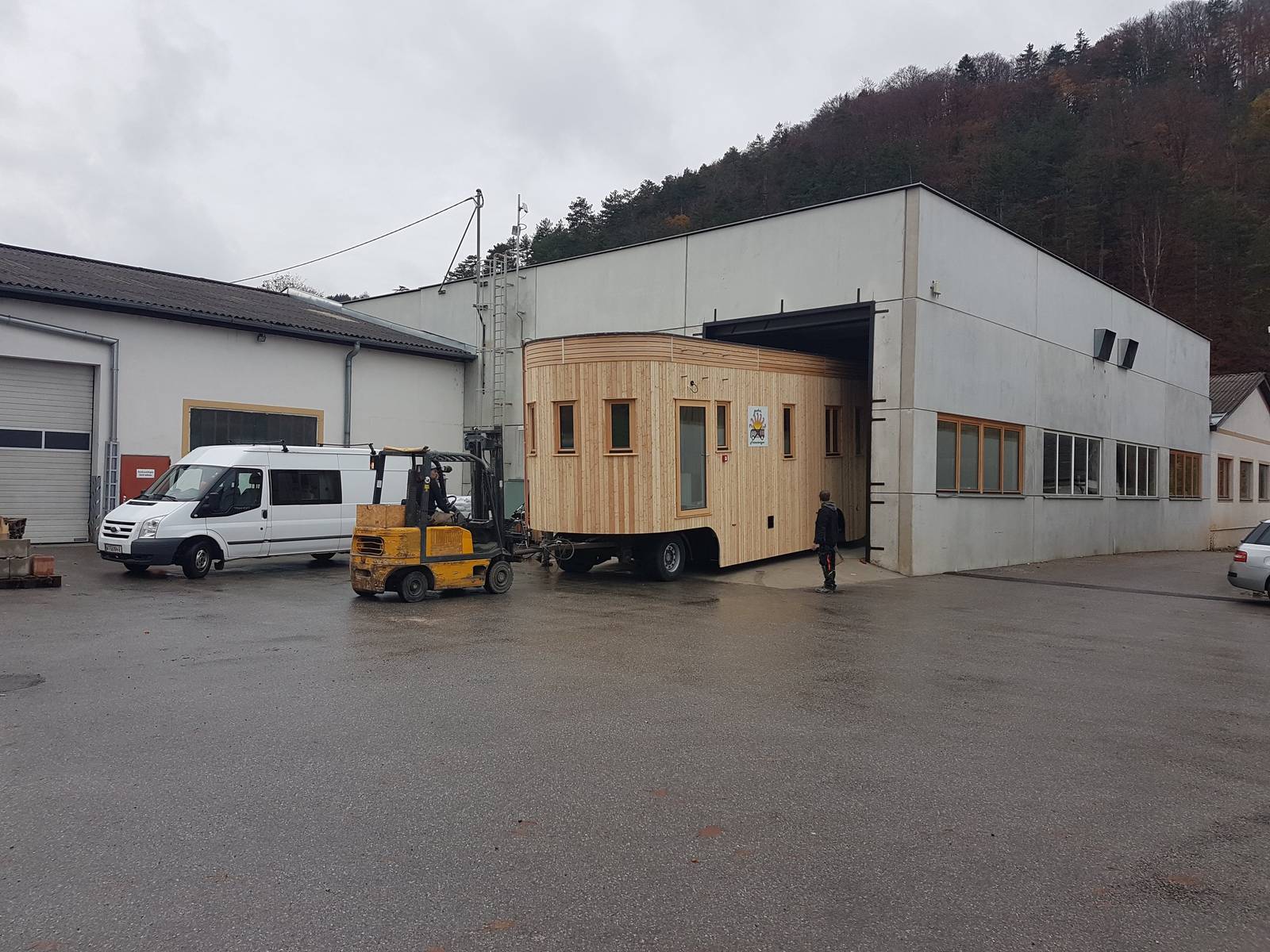 Der fertige Wagon steht vor dem Hallentor, davor ein Gabelstapler.