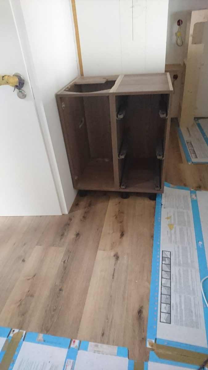 Der Innenraum mit frisch verlegtem Holzboden, noch mit Schutzfolie abgedeckt.