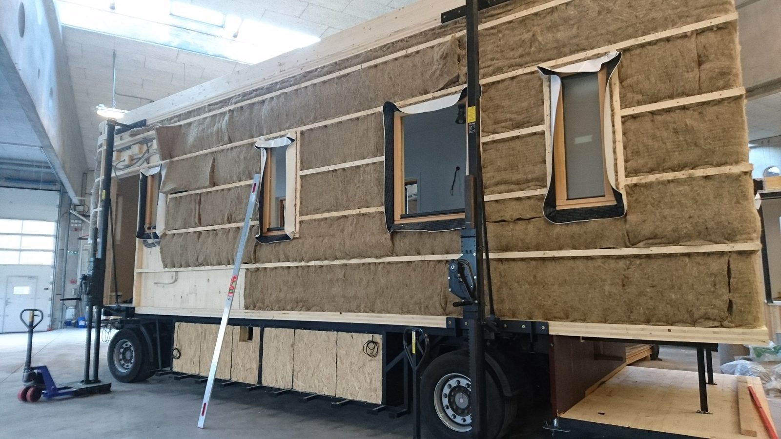 Der Rohbau auf dem Anhänger, die Fenster sind gesetzt, die Dämmung ist geschlossen.