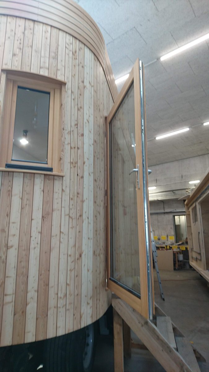Die gebogene Stirnseite des Wagons von außen, fertig verschalt.
