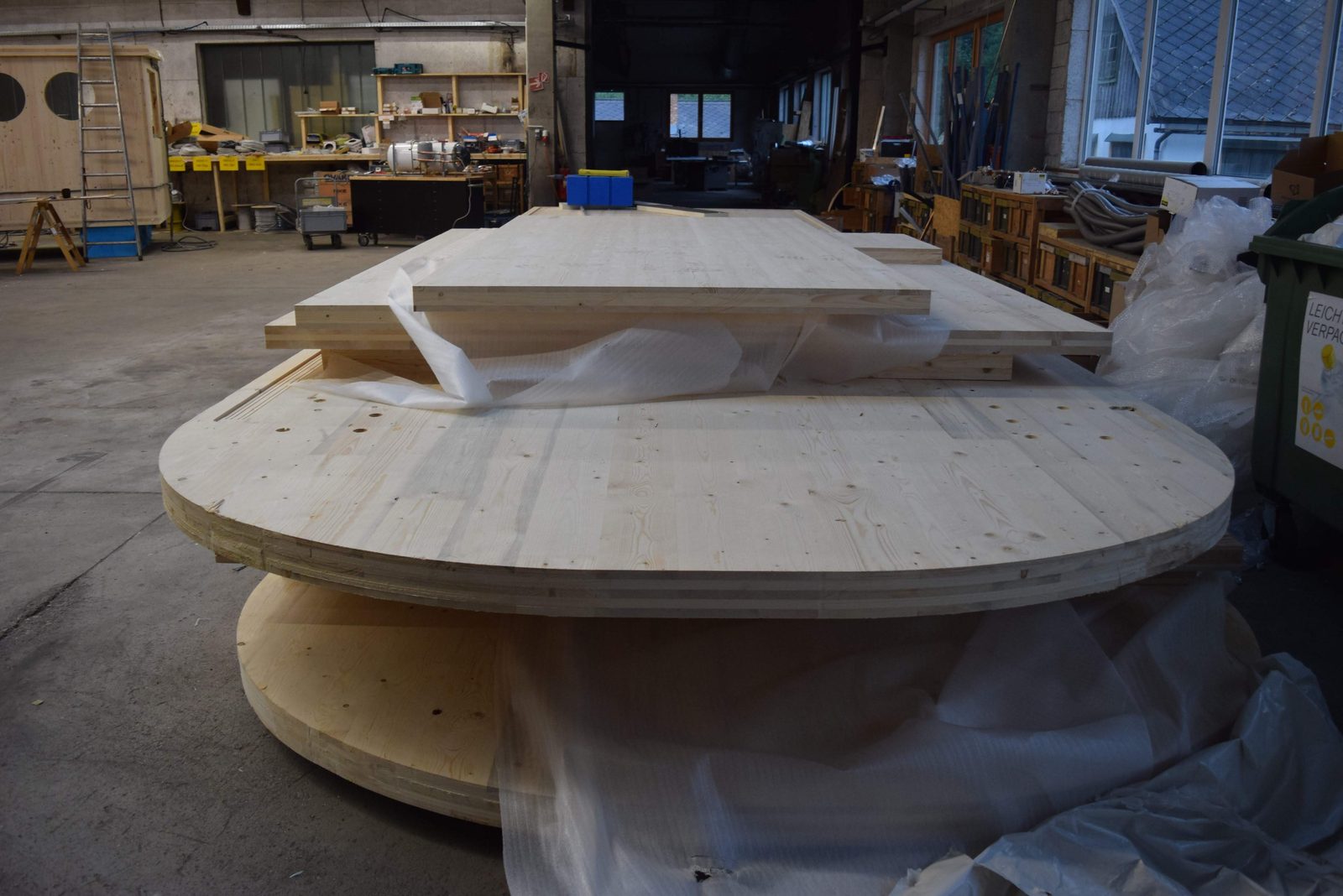 Eine runde Holzform, auf der die gebogene Stirnseite des Wagons entsteht.