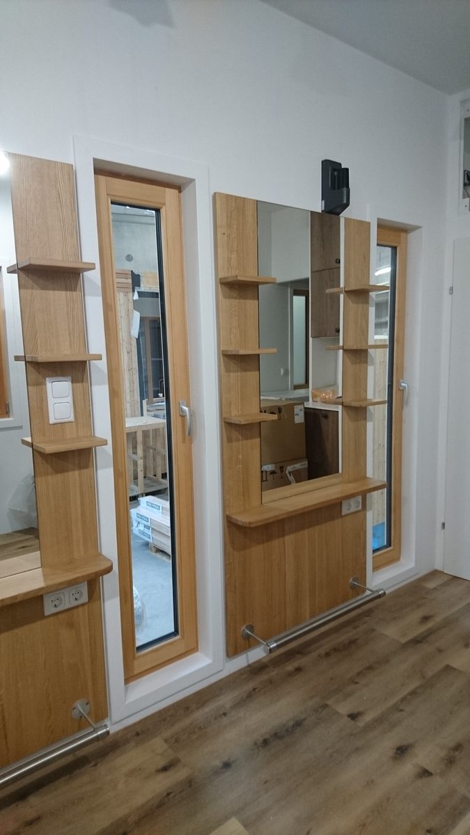 Die eingebauten Spiegelplätze mit Regalen und Ablagen aus Eiche.