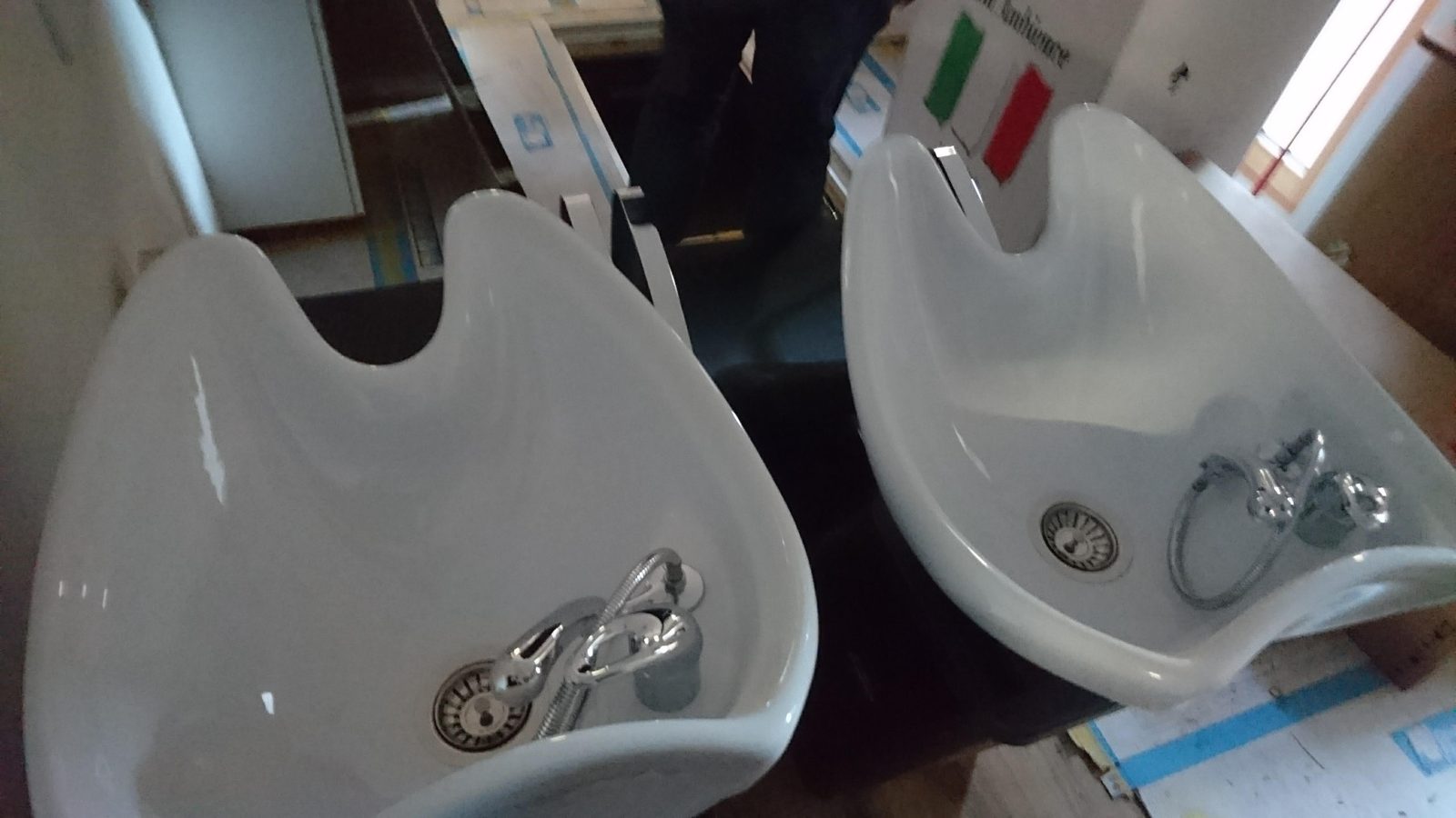 Zwei Friseur-Waschbecken stehen bereit, noch nicht montiert.