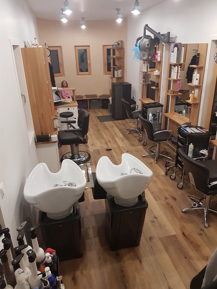 Die beiden Waschplätze im fertigen Salon, davor die Friseurstühle.