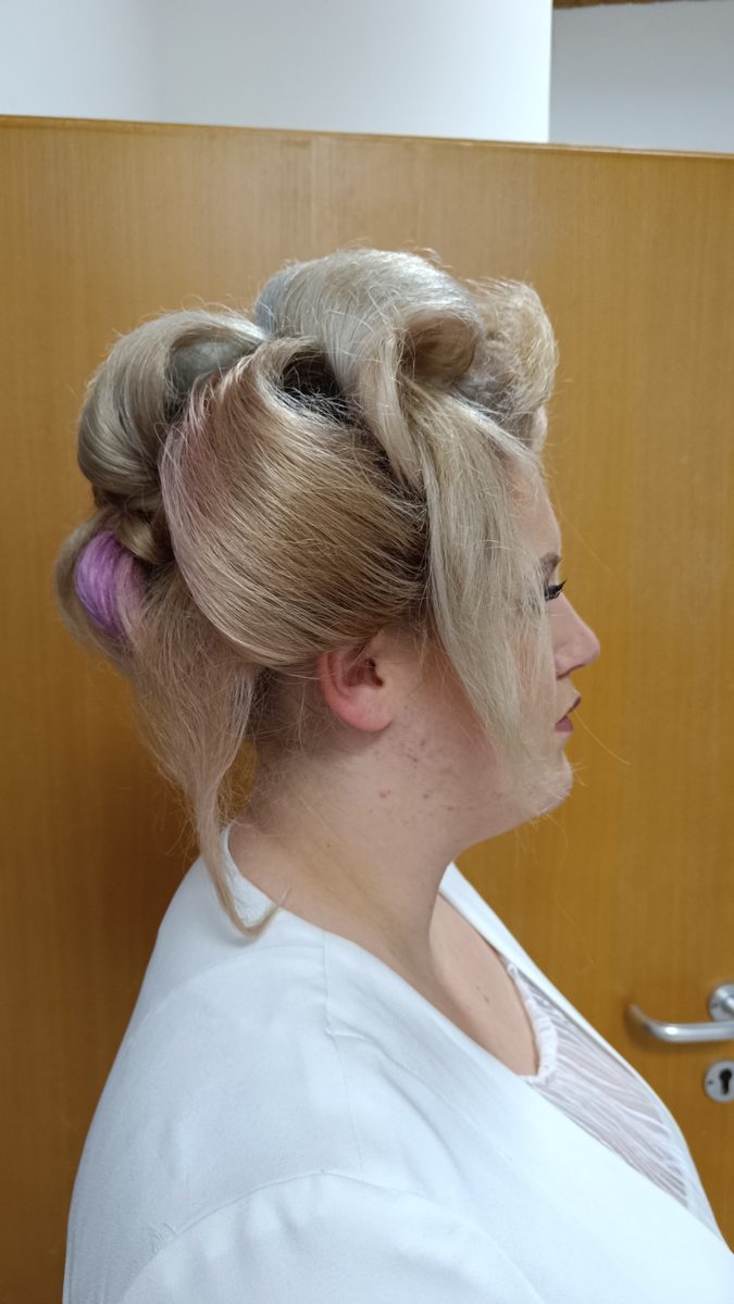 Blondes Haar in großen eingedrehten Wellen im Stil der vierziger Jahre.