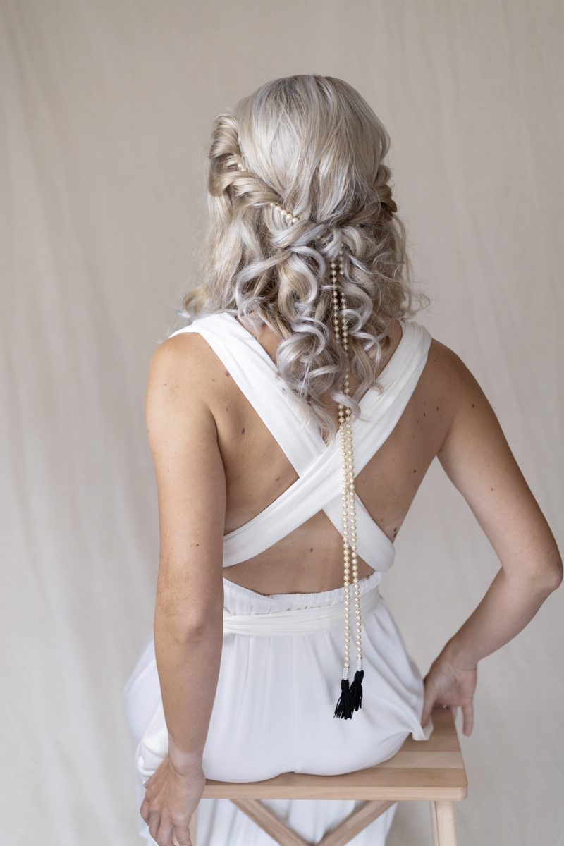 Halb offen getragenes blondes Haar mit geflochtenem Oberkopf, von hinten.