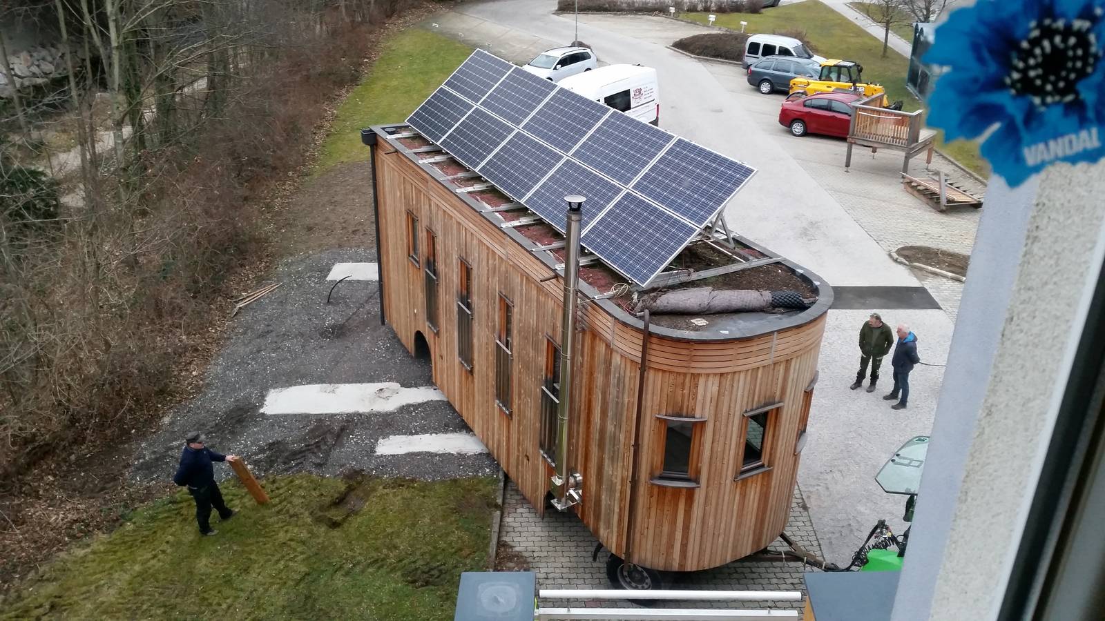 Der Wagon am Zielplatz, auf dem Dach sind die Solarmodule wieder montiert.