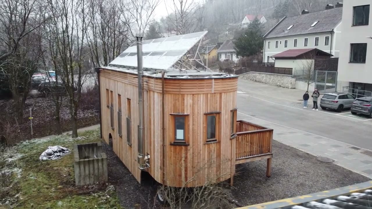 Der Friseurwagon von oben am Ortsrand von Waldegg, Standbild aus dem Fernsehbeitrag.